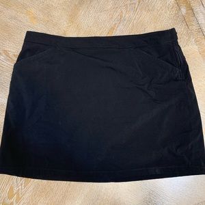 Eddie Bauer Black Skirt/skort Size 16 length 18” waist 40” Pockets  Nylon